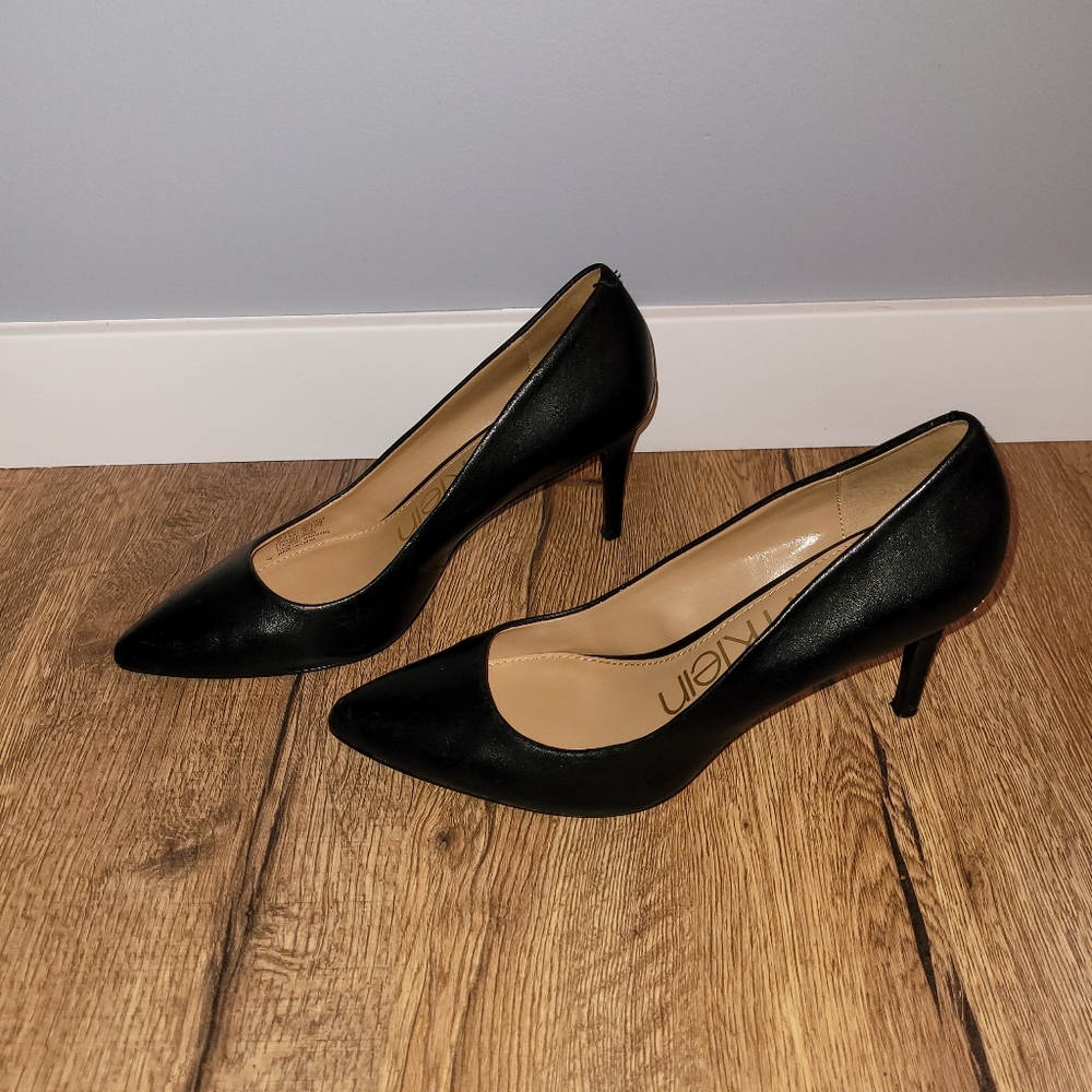 Calvin Klein "Kamara" black leather pumps with gold badge